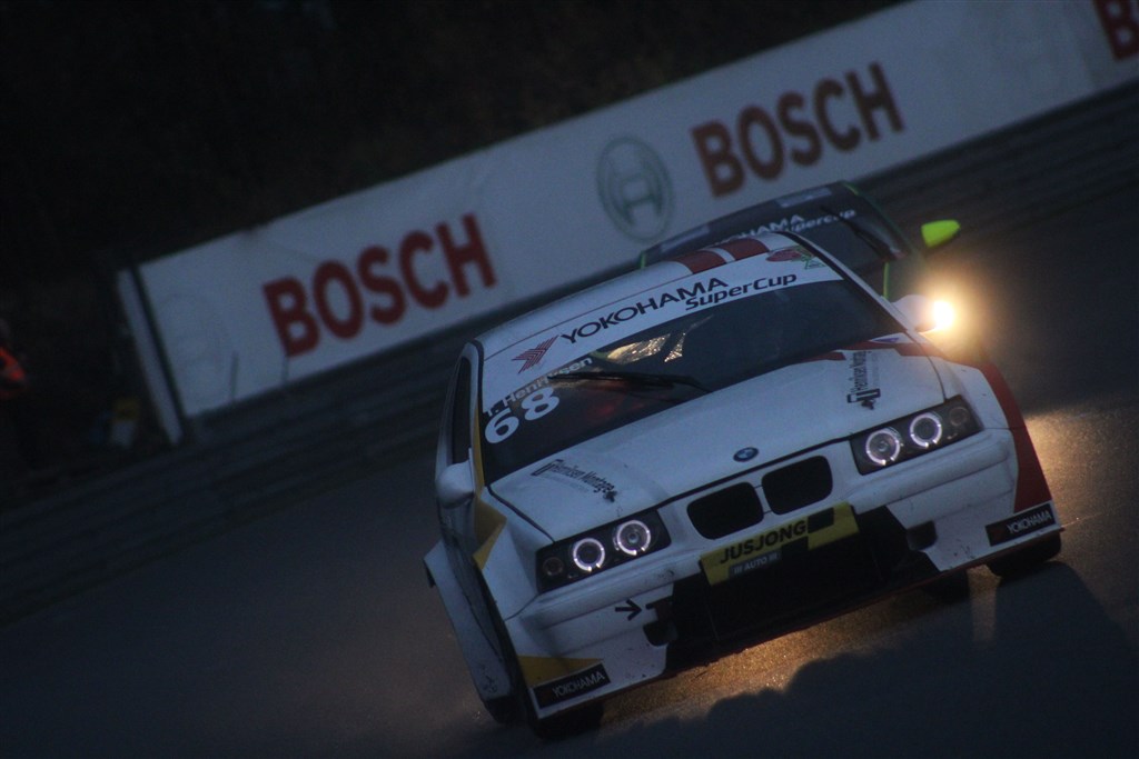 Thue Henriksen havde nok ønsket sig, at have lidt mere end blot positionslys på BMW raceren i heat 3. I hvert fald var det markant nemmere for bagvedkørende Kim Villebæk, at oplyse vejen.
(Foto: JJ Media)